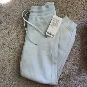 NWT Lululemon Scuba High-Rise Jogger
Fleece 28" Size 4 OCNA